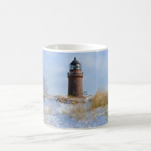 Sturdy Lighthouse an einer Felsküste im Winter Tasse