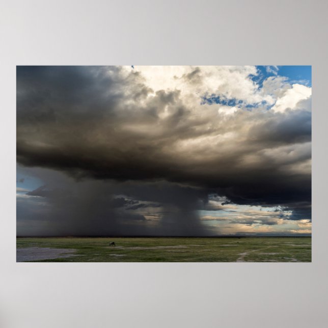 Sturm, der über den nahen Berghängen ausbricht Poster (Vorne)