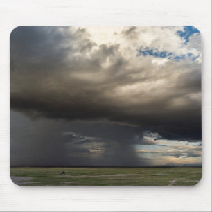 Sturm, der über die nahegelegenen Berghänge fällt Mousepad