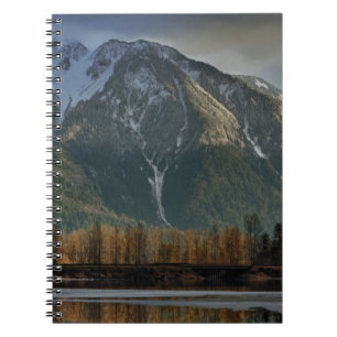 Sturm überwinden Berge bei Sonnenuntergang 2 Notizblock