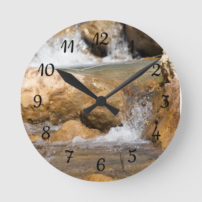Sturmbach im Frühling Runde Wanduhr (Vorderseite)
