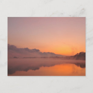 Sturmfront, orangefarbener Sonnenaufgang am See Postkarte