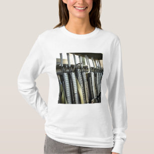 Sturmgewehre stehen auf dem Waffengestell bereit T-Shirt