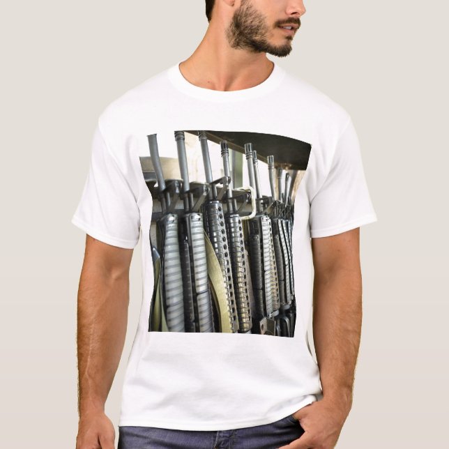 Sturmgewehre stehen bereit T-Shirt (Vorderseite)