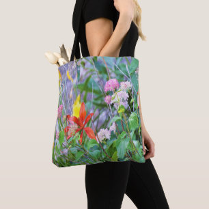 Stürmische Gartenlandschaft mit Hortensie und Lili