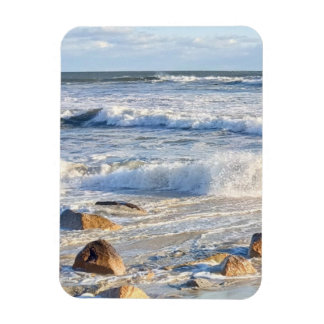 Stürmische Ozeanküsten-Foto Wellen und schaumiger Magnet