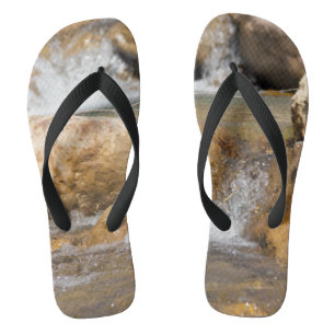 Stürmischer Bach im Frühling Flip Flops