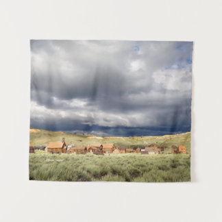 Stürmischer Himmelbodie-Geisterstadt-Überblick Wandteppich