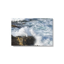 Sturmsee, Wellen, die auf Felsen stürzen