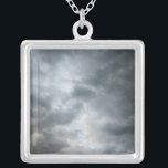 Sturmwolken brechen versilberte kette<br><div class="desc">Dunkle stürmische Wolken brechen im Vordergrund dieses Farbfotos auseinander. Die Wolkenschichten werden hellere Grautöne tiefer ins Bild. Hinter den Sturmwolken sind hellblaue Himmel zu sehen,  wenn sich das Wetter auflöst. Digitales,  Farbfoto. Copyright © 2010 Claire E. Skinner. Alle Rechte vorbehalten.</div>
