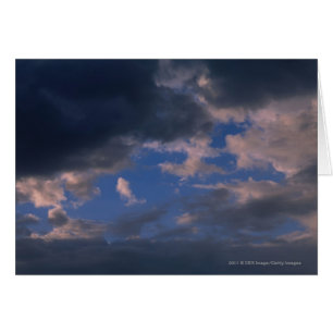 Sturmwolken gegen blauen Himmel