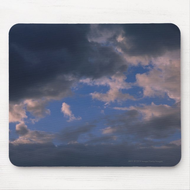 Sturmwolken gegen blauen Himmel Mousepad (Vorne)