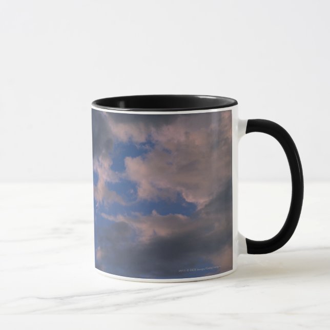 Sturmwolken gegen blauen Himmel Tasse (Rechts)