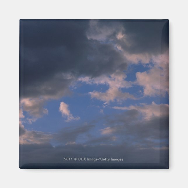 Sturmwolken gegen den blauen Himmel Magnet (Vorne)