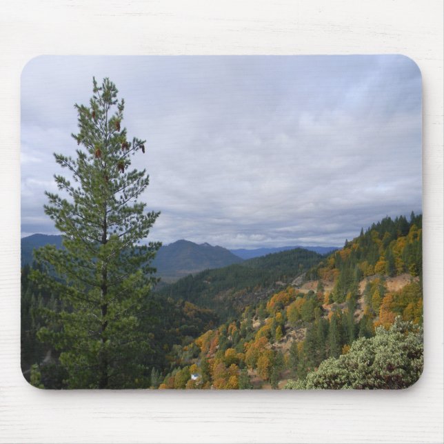Sturmwolken mit Herbstfarben über den Bergen. Mousepad (Vorne)