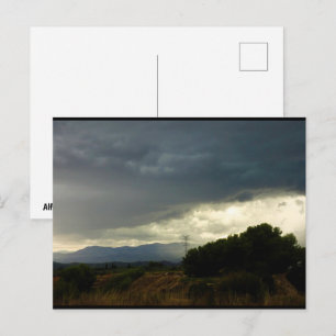 Sturmwolken über Berggipfel Postkarte