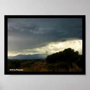 Sturmwolken über Berggipfeln Poster