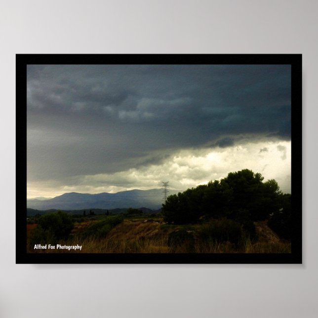 Sturmwolken über Berggipfeln Poster (Vorne)