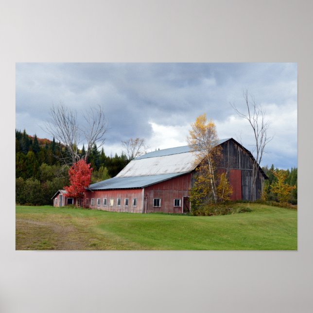 Sturmwolken über den Barn von Vermont Poster (Vorne)