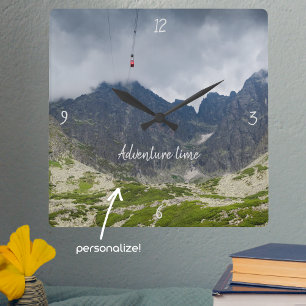 Sturmwolken über den Bergen anpassbar Quadratische Wanduhr