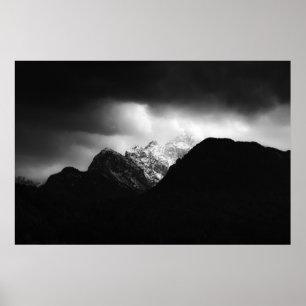 Sturmwolken und Sonne über den Bergen Poster