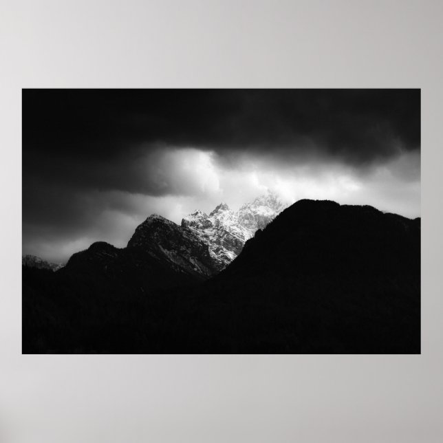Sturmwolken und Sonne über den Bergen Poster (Vorne)