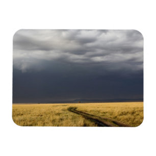 Sturmwolken und Straße durch gassy Ebenen der Magnet