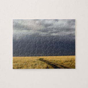 Sturmwolken und Straße über gasförmige Ebenen der Puzzle