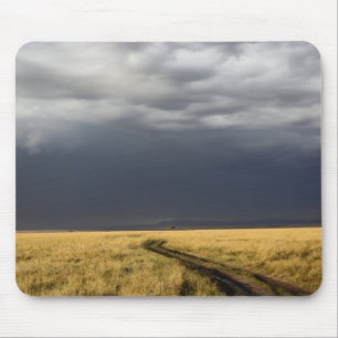 Sturmwolken und Straße über gassy Ebenen der Mousepad