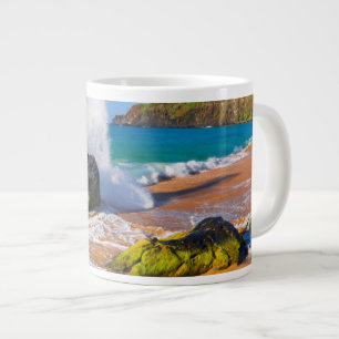 Sturz der Wellen am Strand von Hawaii Jumbo-Tasse