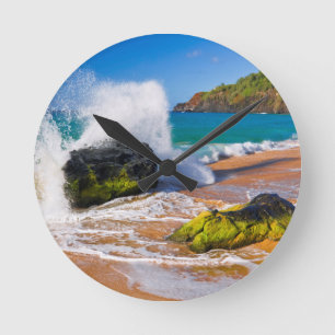 Sturz der Wellen am Strand von Hawaii Runde Wanduhr