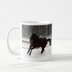 Stürzen durch die Schnee-Tasse Tasse