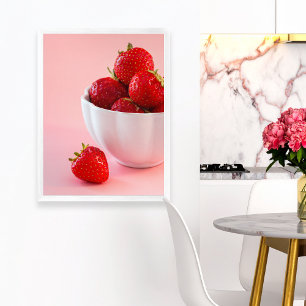 Styling-Foto aus frisch roten Erdbeeren auf rosa Poster
