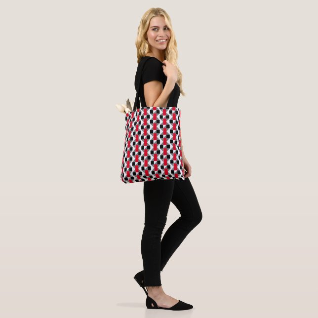 stylisch rot-schwarzes Schachbrettmuster (Am Model)