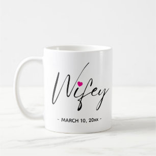 Stylische Ehefrau mit Hochzeitsdatum Kaffeetasse