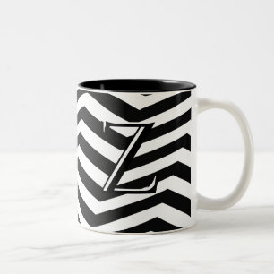 Stylische Schwarz-weiße Zickzack Stripe Monogram C Zweifarbige Tasse