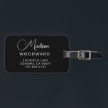 Stylischer moderner Skriptname Gepäckanhänger<br><div class="desc">Ein einfaches,  stilvolles,  Skriptname Gepäckanhänger mit weißer Typografie auf schwarz. Minimalistischer Stil.</div>