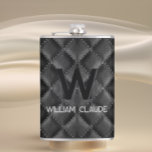 Stylisches Schwarz Leder Custom Monogram Flachmann<br><div class="desc">Diese Monogramm-Flasche verbindet zeitlosen Stil mit einer modernen Drehung und bietet ihm ein raffiniertes und personalisiertes Geschenk. Die elegante Lederfassade erinnert an echtes Leder und ist grausam,  ökologisch und preiswert.</div>
