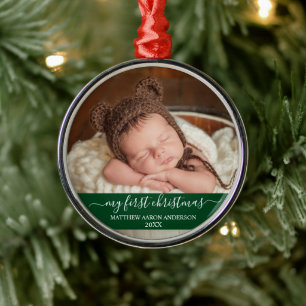Stylisches Skript Mein erstes Weihnachtskind Green Ornament Aus Metall