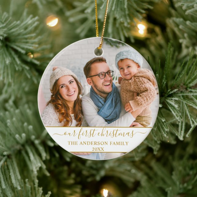 Stylisches Skript Unsere erste Weihnachts Gold Fam Keramik Ornament (Baum)