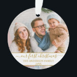 Stylisches Skript Unsere First Christmas Gold Fami Ornament<br><div class="desc">Stilvolles,  trendiges Script Unser First Christmas Family Foto Gold und White Ornament</div>