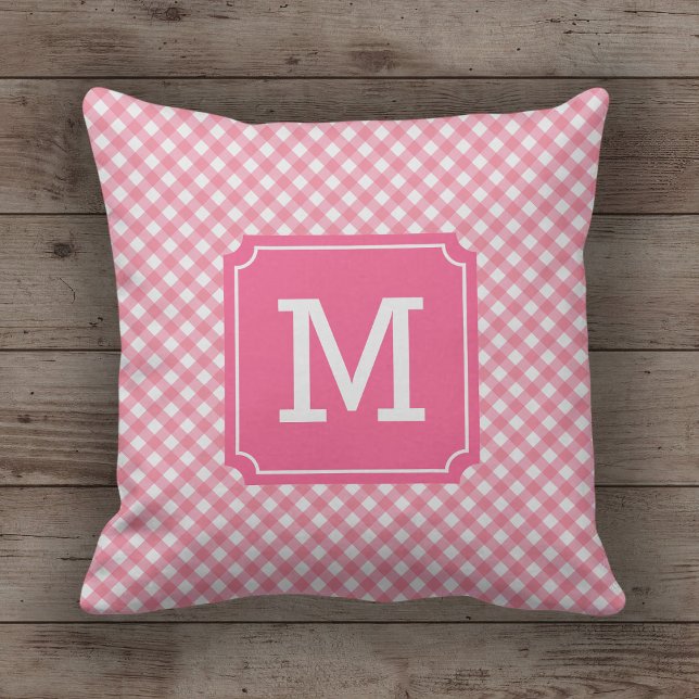 Stylish Baby Pink Gingham Name Monogram Kissen (Von Creator hochgeladen)