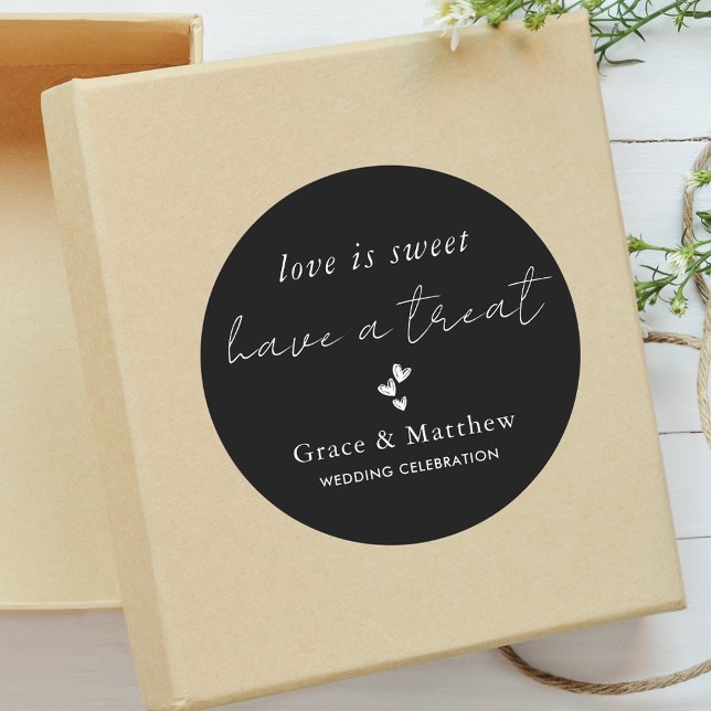 Stylish Black & White Love is Sweet Wedding Favor Runder Aufkleber (Von Creator hochgeladen)