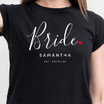 Stylish Bride Wedding T-Shirt<br><div class="desc">Das stilvolle Typografie-Skript "Bride" mit niedlicher,  kleiner,  roter Liebe und einem kompletten Stempel ist das perfekte Geschenk für jede Braut. Das Design ist einfach zu personalisieren mit Ihrem Namen und etablierten Hochzeitsdatum und wird der perfekte Sake von Ihrem besonderen Tag.</div>