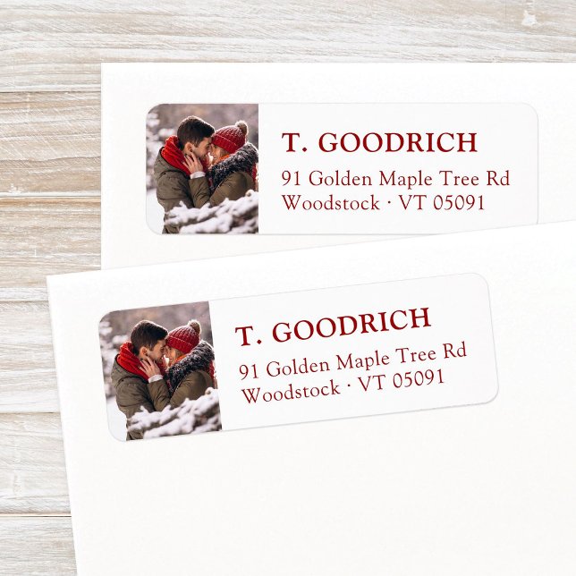 Stylish Custom Christmas Foto Rote Rücksendeadress (Simple, elegant custom photo Christmas return address label template with red classic typography.)