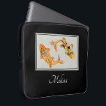 Stylish Gold Koi Fish Laptopschutzhülle<br><div class="desc">Personalisierter Laptop-Ärmel mit einer Illustration eines Goldes koi Fische schwimmen zusammen.</div>