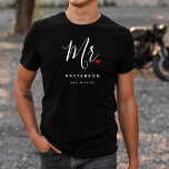 Stylish Herr Custom Nachname & Date Wedding T-Shirt<br><div class="desc">Das moderne Design ist das perfekte Geschenk für jeden Bräutigam,  das stilvolle Typografie-Skript "Mr." mit niedlichen kleinen,  roten Lieben-Herzschlägen. Das Design ist einfach mit Ihrem Nachnamen und festem Datum zu personalisieren und wird der perfekte Sake für Ihren besonderen Tag sein.</div>