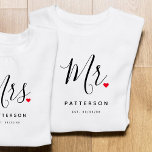 Stylish Herr Custom Nachname & Date Wedding T-Shirt<br><div class="desc">Das moderne Design ist das perfekte Geschenk für jeden Bräutigam,  das stilvolle Typografie-Skript "Mr." mit niedlichen kleinen,  roten Lieben-Herzschlägen. Das Design ist einfach mit Ihrem Nachnamen und festem Datum zu personalisieren und wird der perfekte Sake für Ihren besonderen Tag sein.</div>