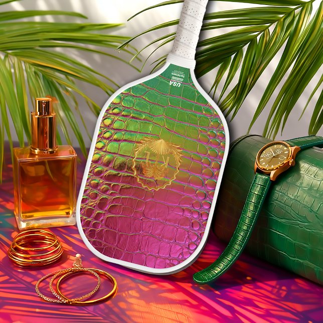 Stylish Iridescent Pink Green Faux Crocodile Pickleball Schläger (Stylish Fun Faux Croc Pink and Green Iridescent Monogram Pickleball Paddle )