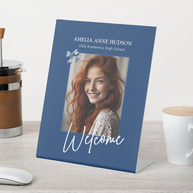 Stylish Photo Blue Bow Graduation Party Welcome Sockelschild (In SItu)